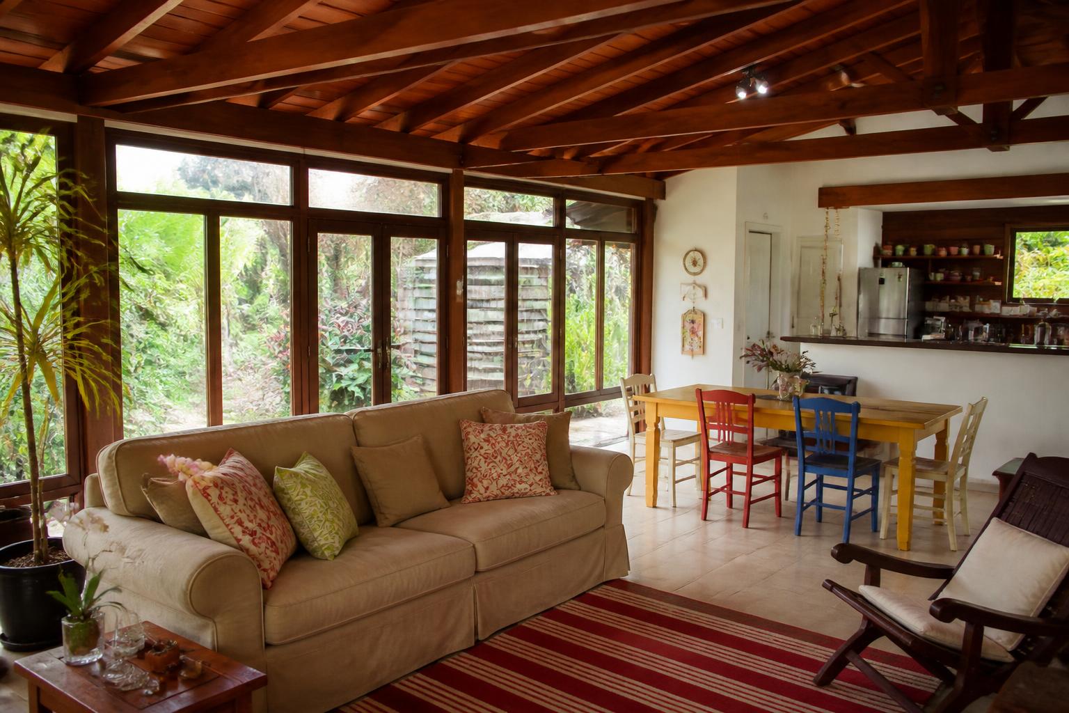 Interior de casa de alto padrão em Niterói com vista para o mar